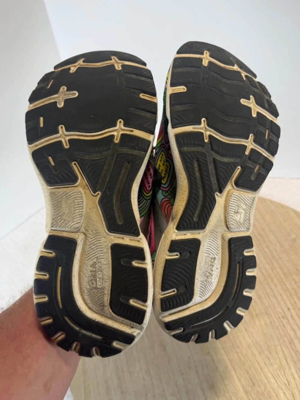 Brooks Ghost 15 PRIDE Womens 9.5 B Running Shoes Rainbow Limited Edition